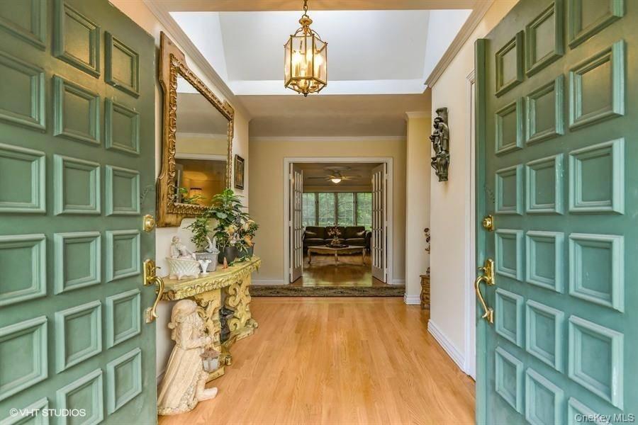 23 Hill House LN, Glen Head, NY 11545