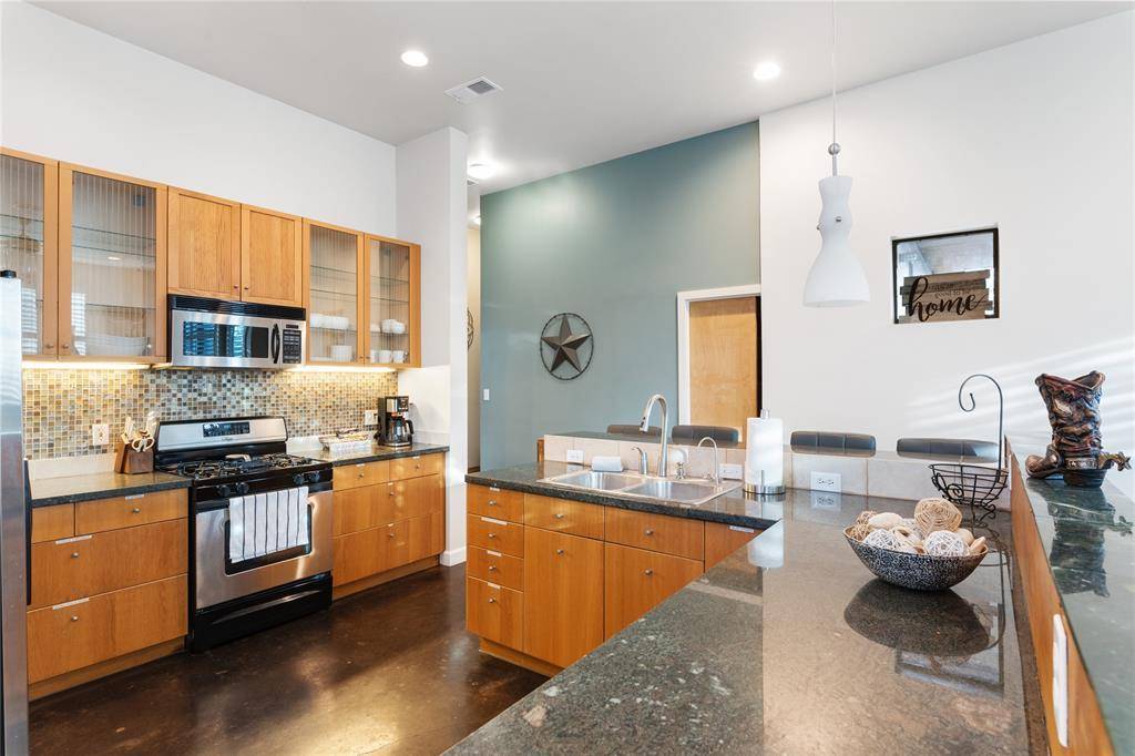 2612 Carnarvon LN #B, Austin, TX 78704