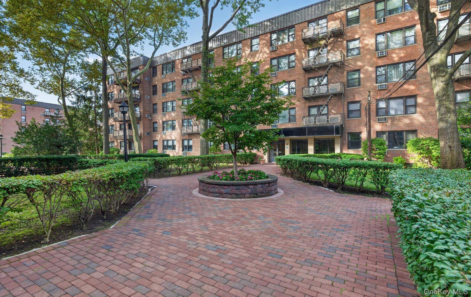 4 Birchwood CT #4G, Mineola, NY 11501
