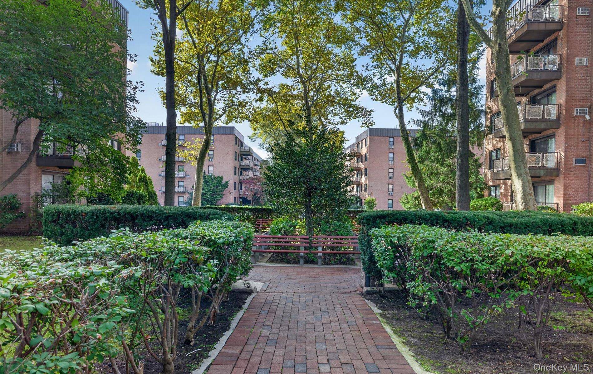 4 Birchwood CT #4G, Mineola, NY 11501