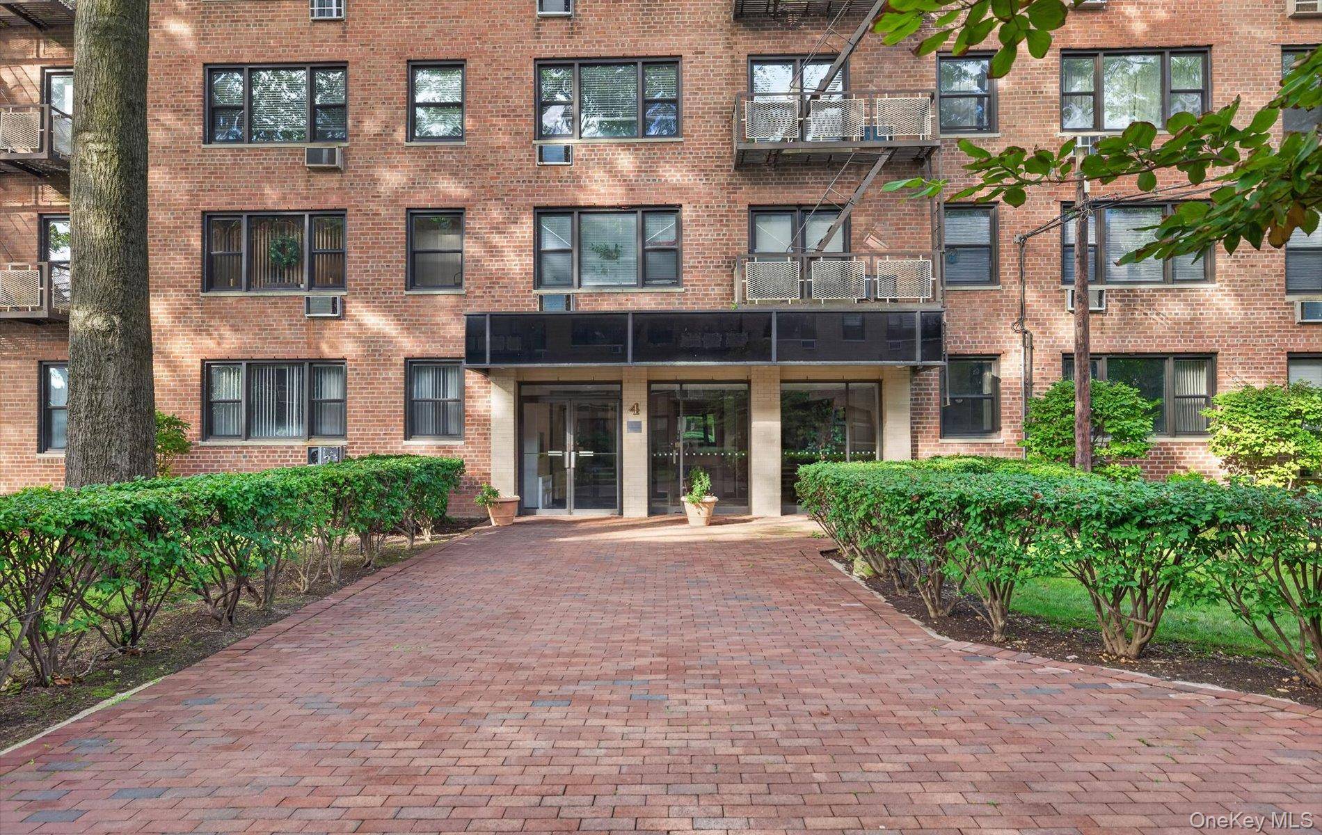 4 Birchwood CT #4G, Mineola, NY 11501