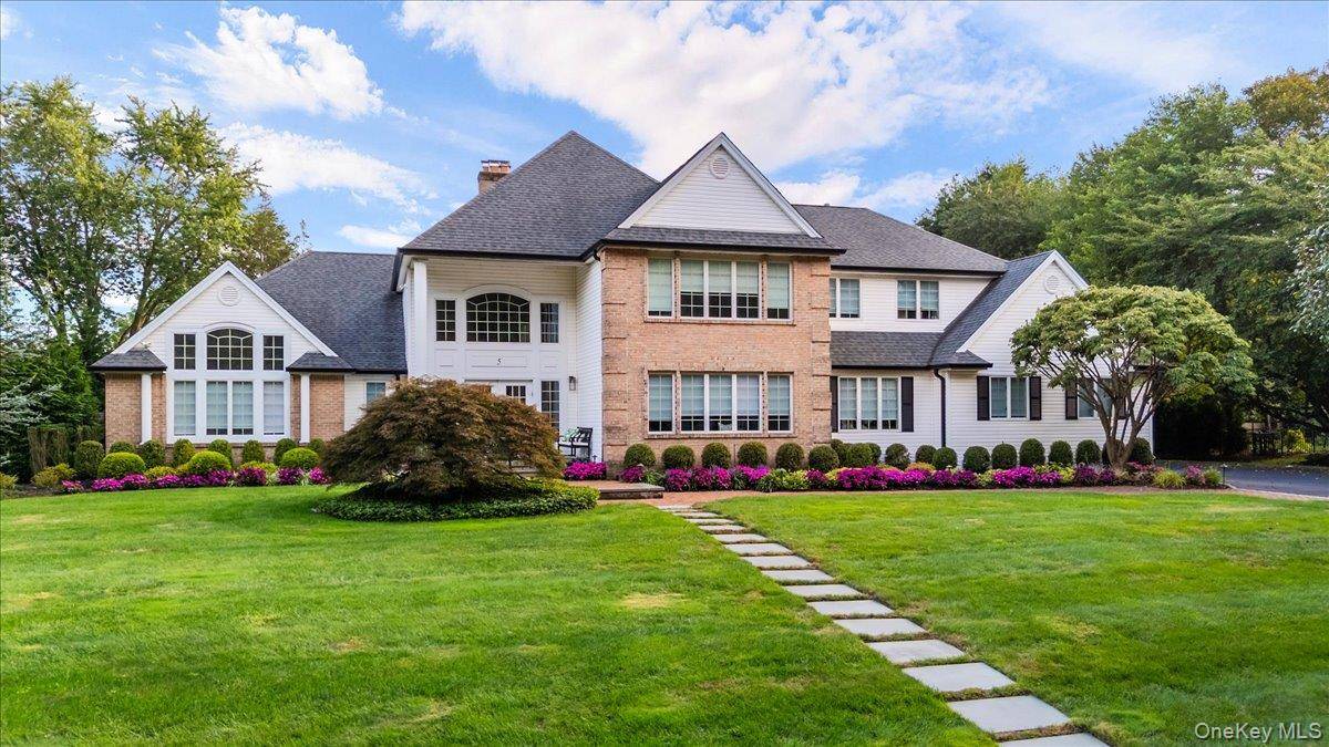 5 Landing CT, Dix Hills, NY 11746