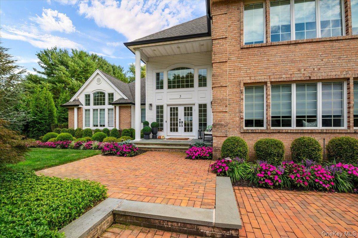 5 Landing CT, Dix Hills, NY 11746