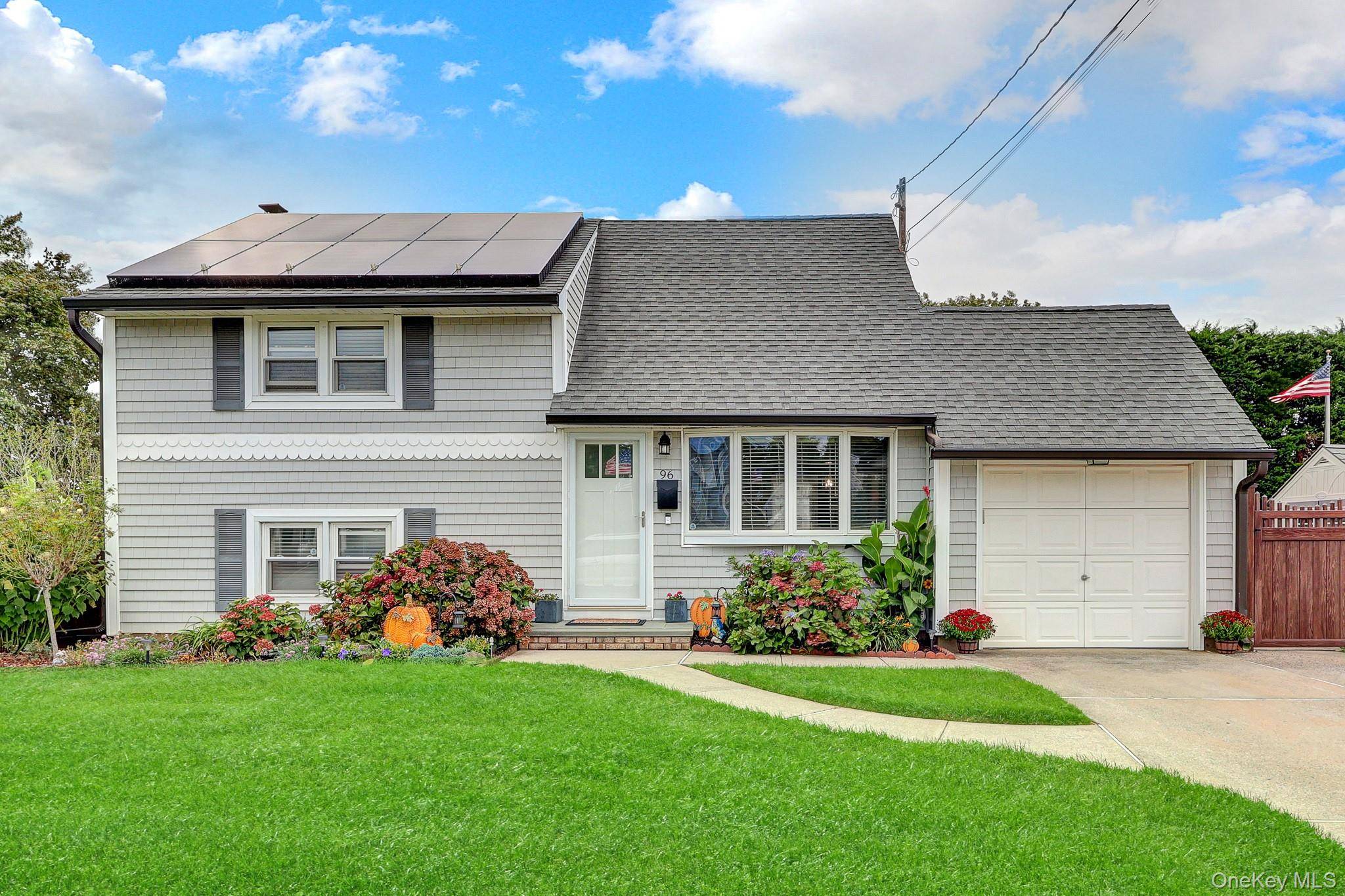 96 Washington AVE, Islip Terrace, NY 11752
