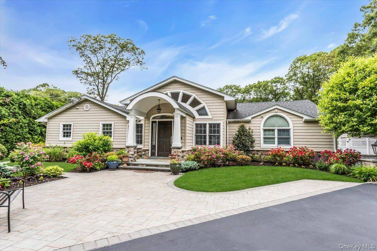 21 Buttonwood DR, Dix Hills, NY 11746