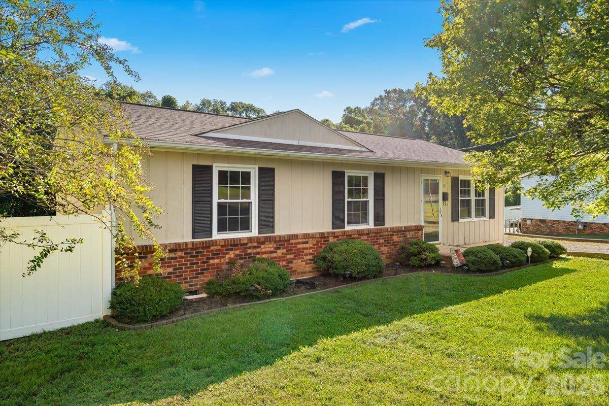 101 Cedar LN, Mount Holly, NC 28120