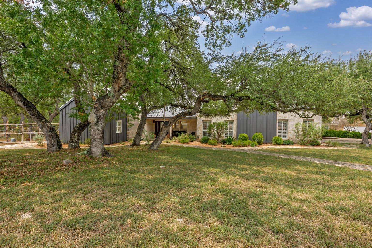 188 Broken Lance DR, Dripping Springs, TX 78620