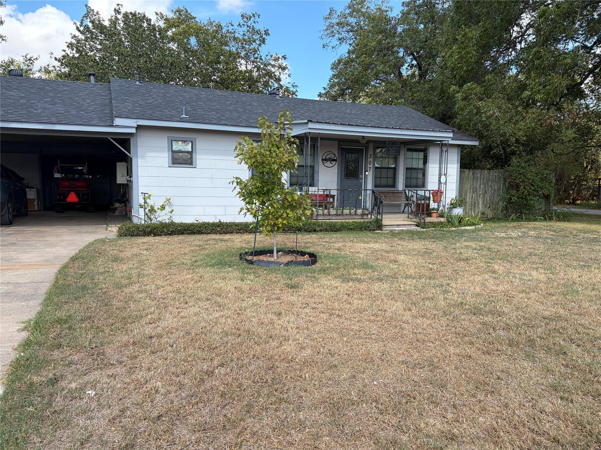 307 Whitehead ST, Smithville, TX 78957