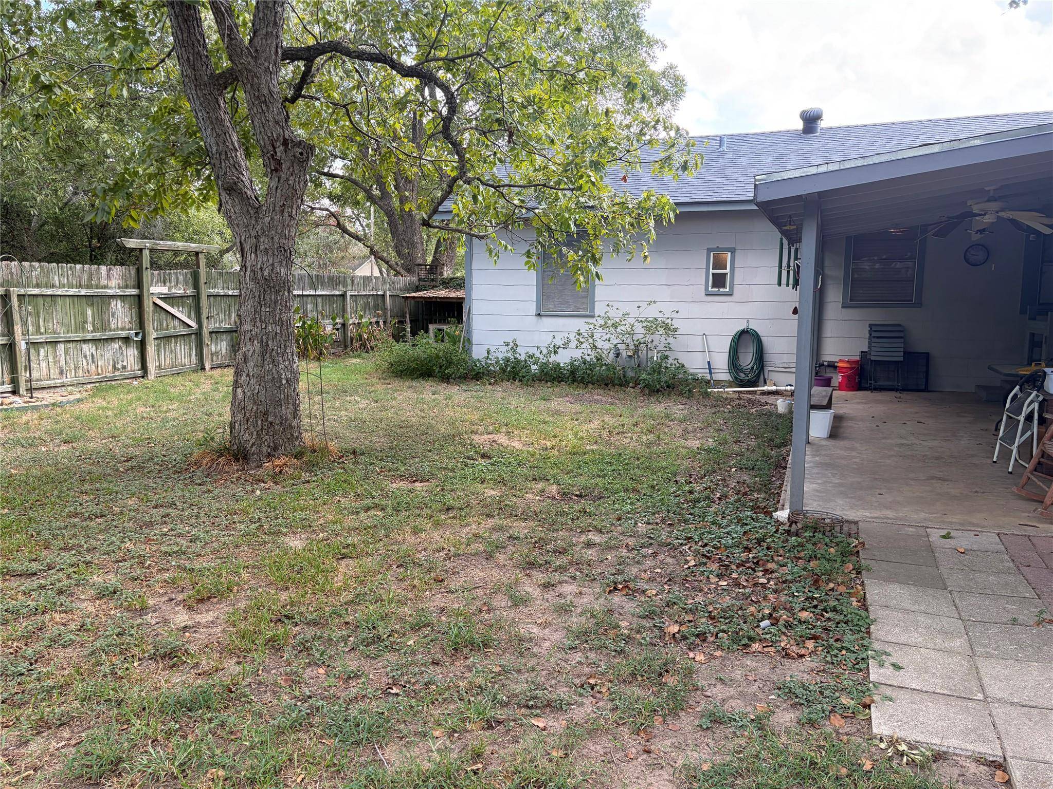 307 Whitehead ST, Smithville, TX 78957