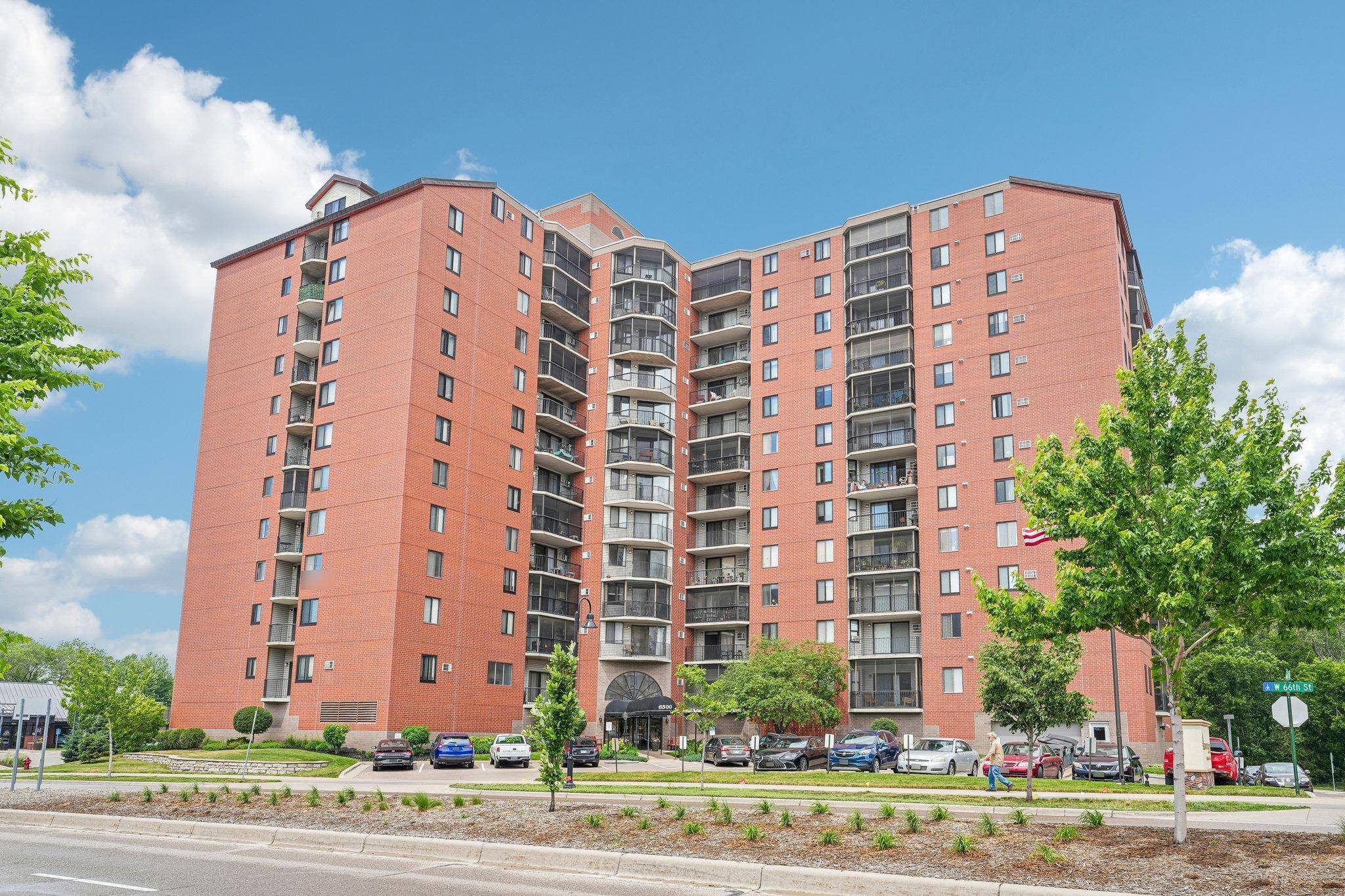 6500 Woodlake #702, Richfield, MN 55423