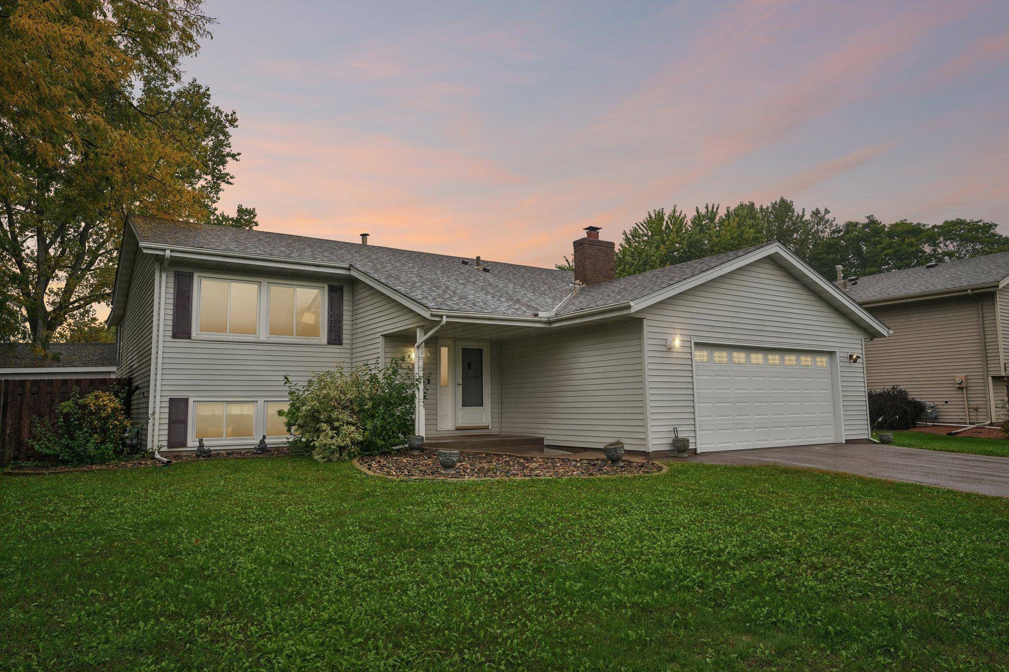 810 Clearbrook LN, Vadnais Heights, MN 55127