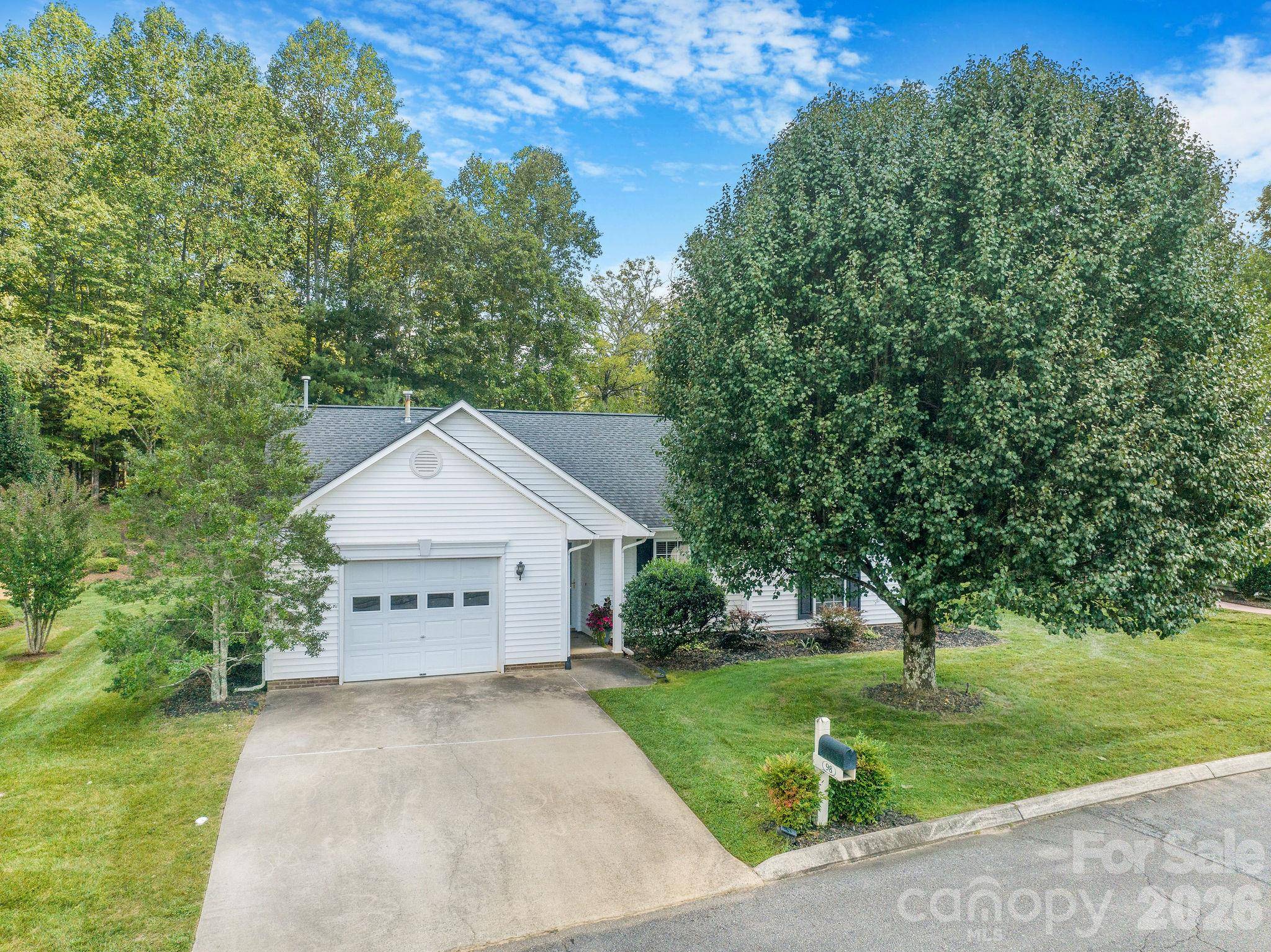 98 Stonehollow RD, Fletcher, NC 28732