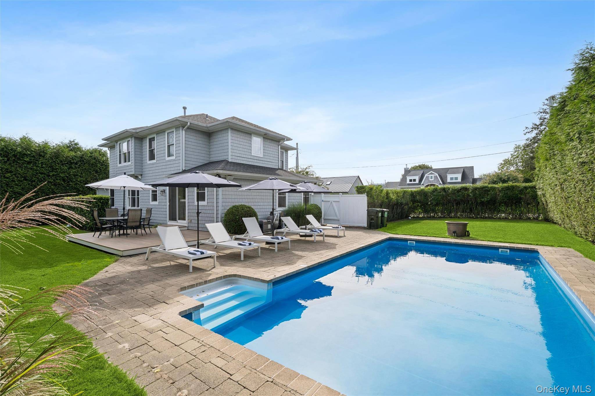 8 Powers DR, Southampton, NY 11968