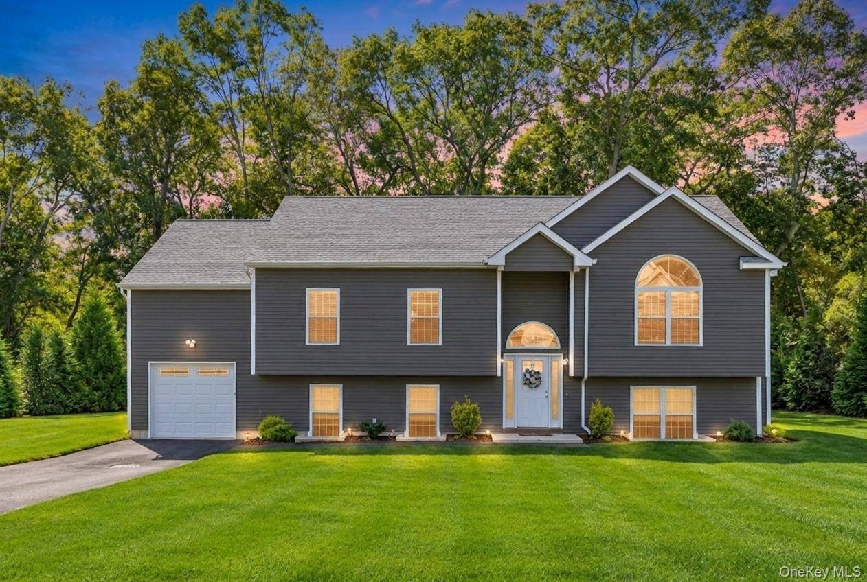 77 Maple Wood LN, Riverhead, NY 11901