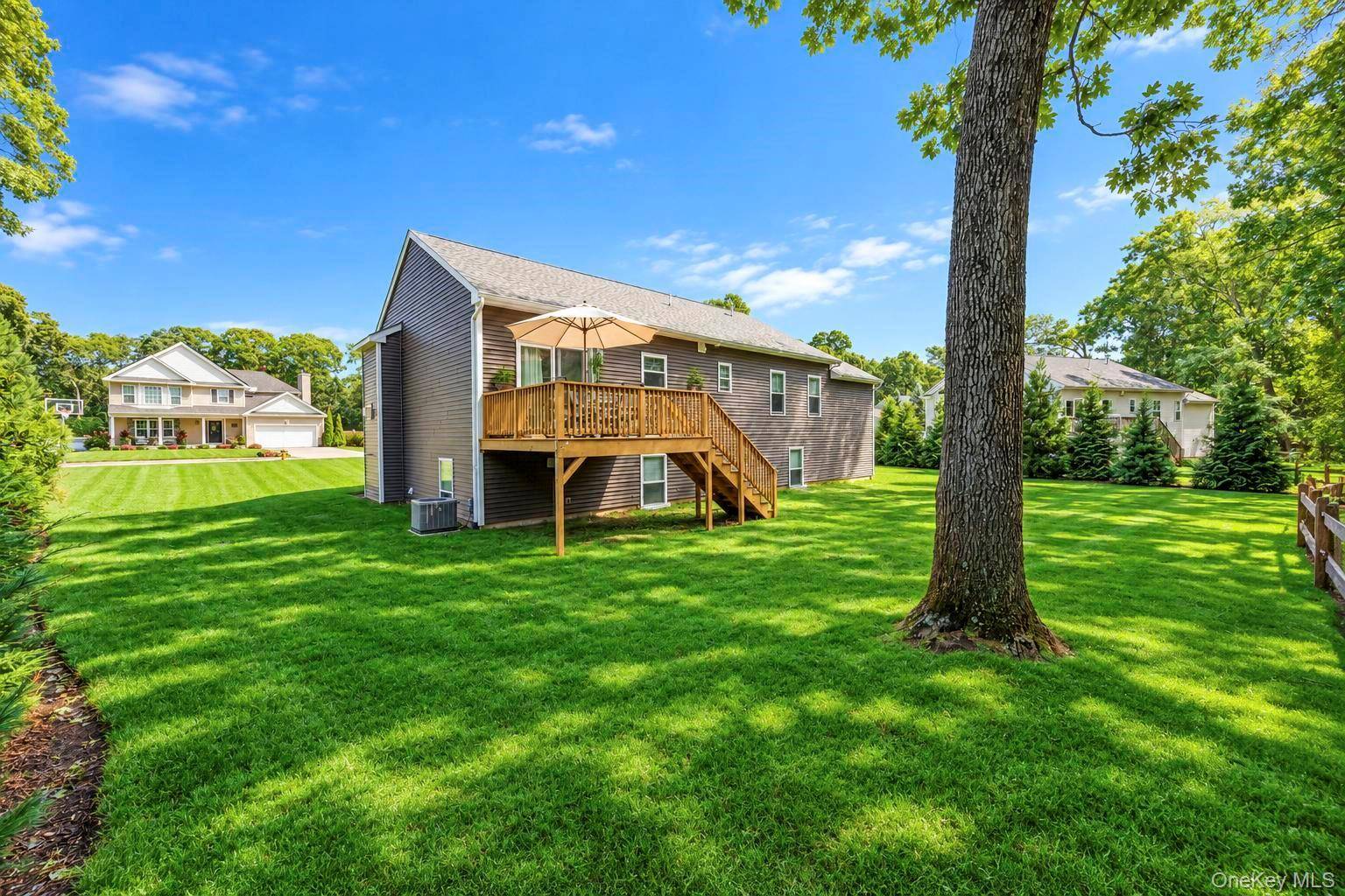77 Maple Wood LN, Riverhead, NY 11901
