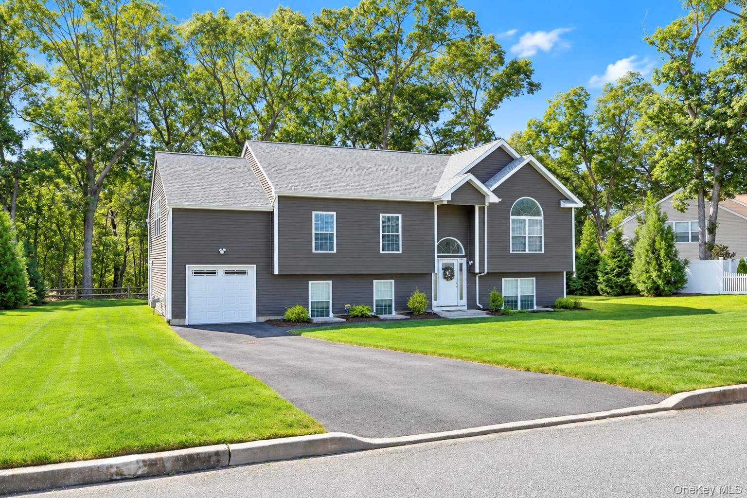 77 Maple Wood LN, Riverhead, NY 11901
