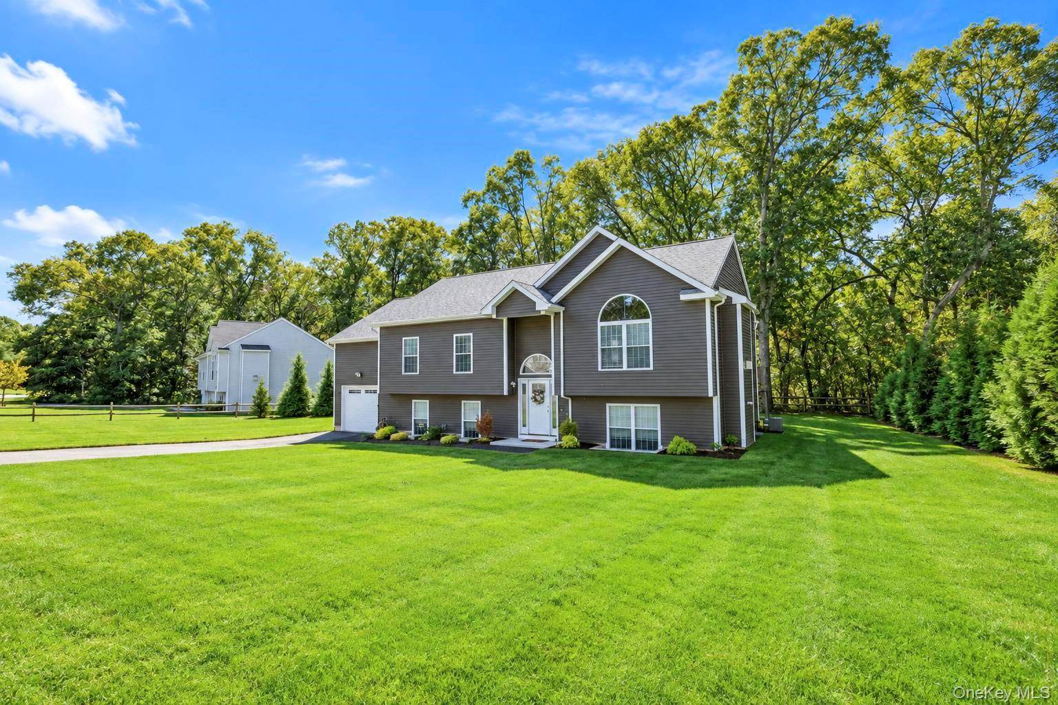 77 Maple Wood LN, Riverhead, NY 11901
