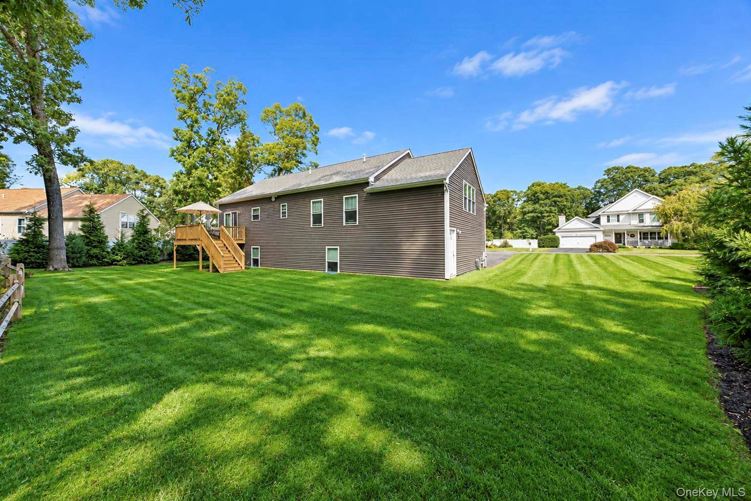 77 Maple Wood LN, Riverhead, NY 11901