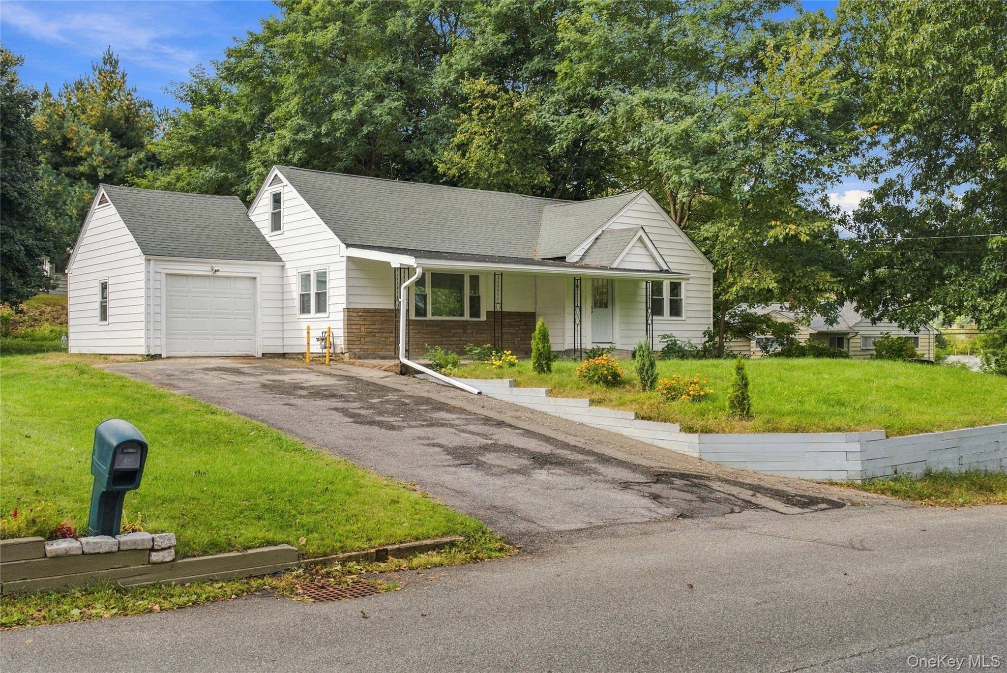 3 Hilltop DR, New Windsor, NY 12553