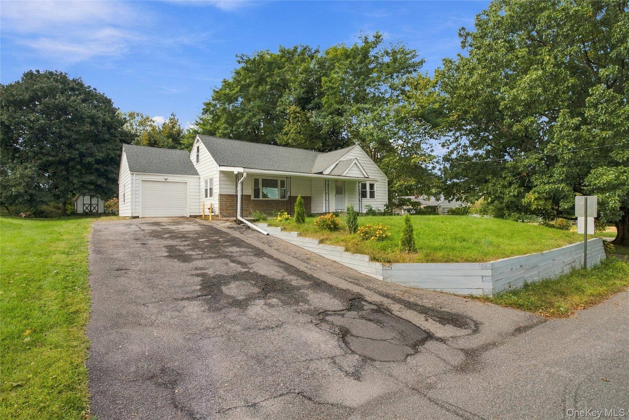 3 Hilltop DR, New Windsor, NY 12553