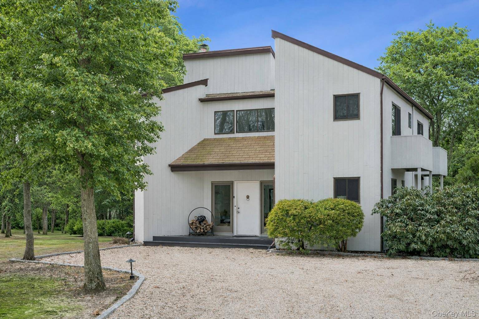 15 N Quarter RD, Westhampton, NY 11977