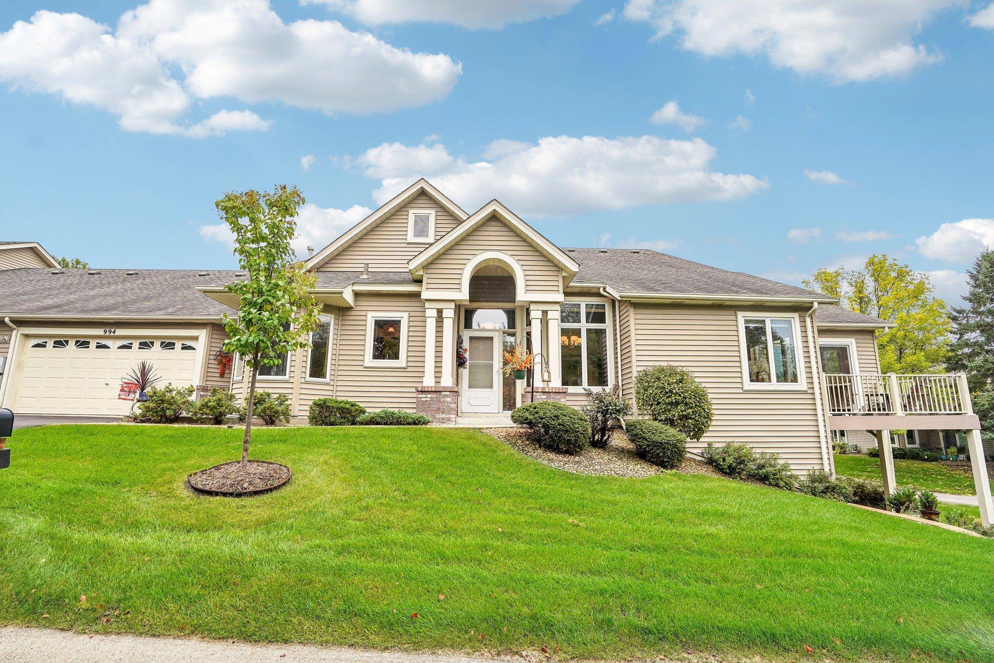 994 Stratford LN W, Burnsville, MN 55337