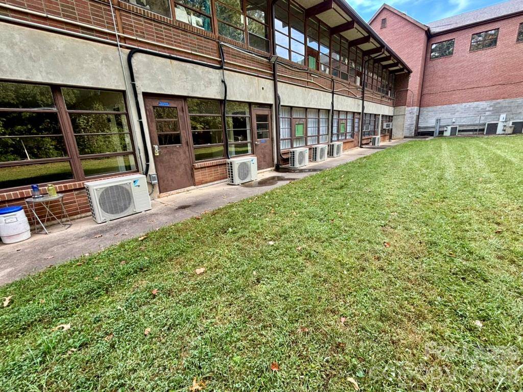 404 Governors View RD #L02-L06, Asheville, NC 28805
