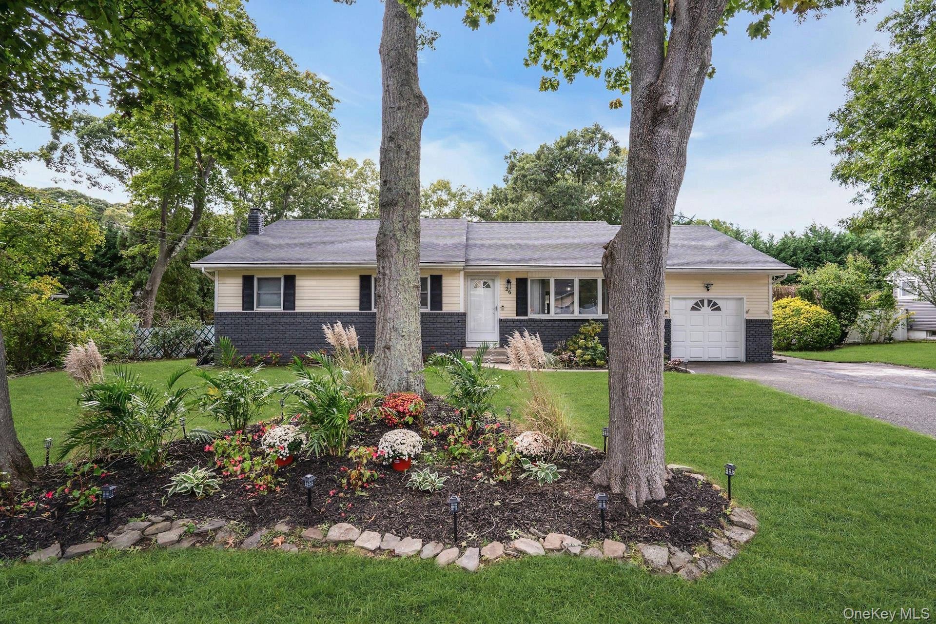 26 Williams AVE, Holtsville, NY 11742