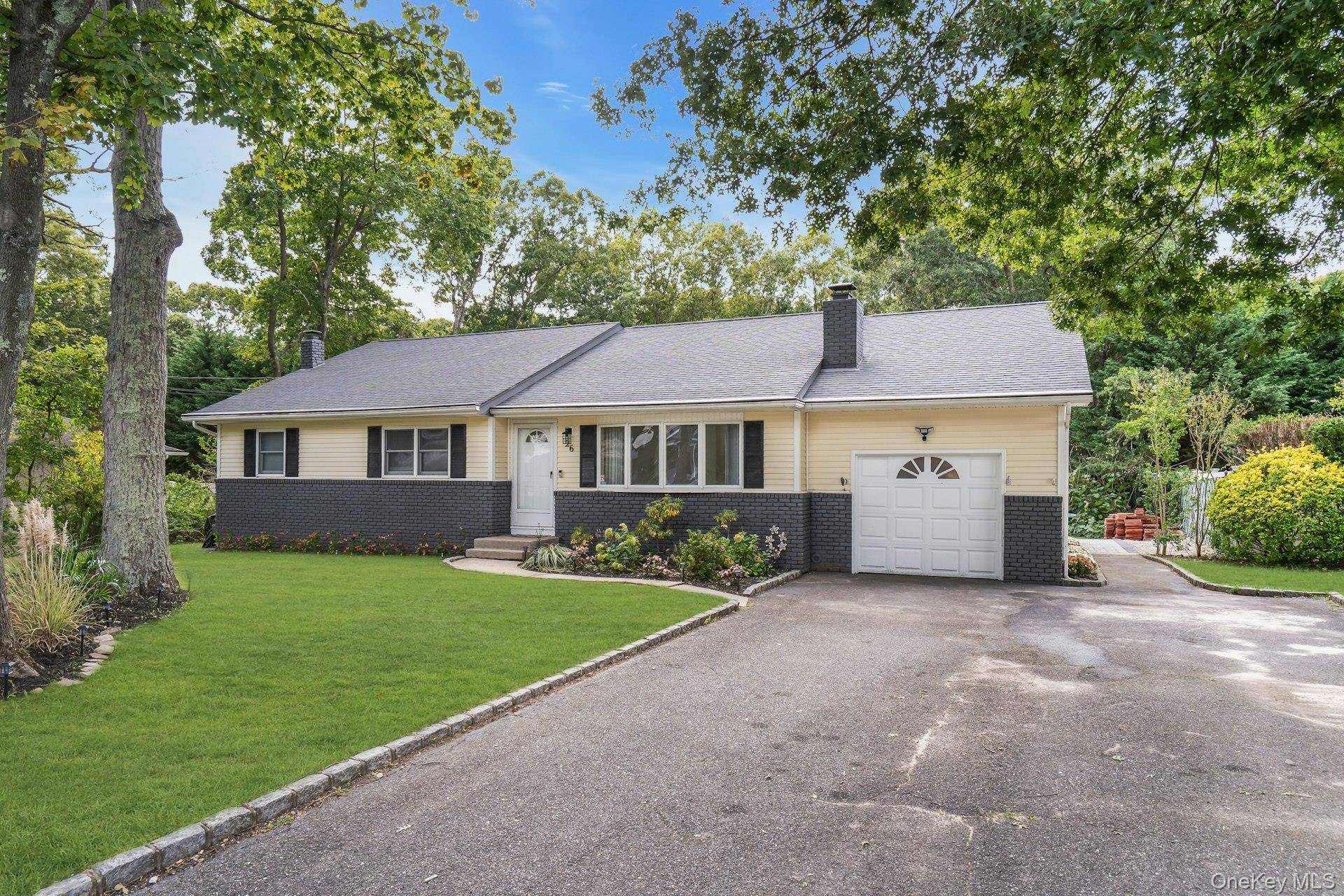 26 Williams AVE, Holtsville, NY 11742