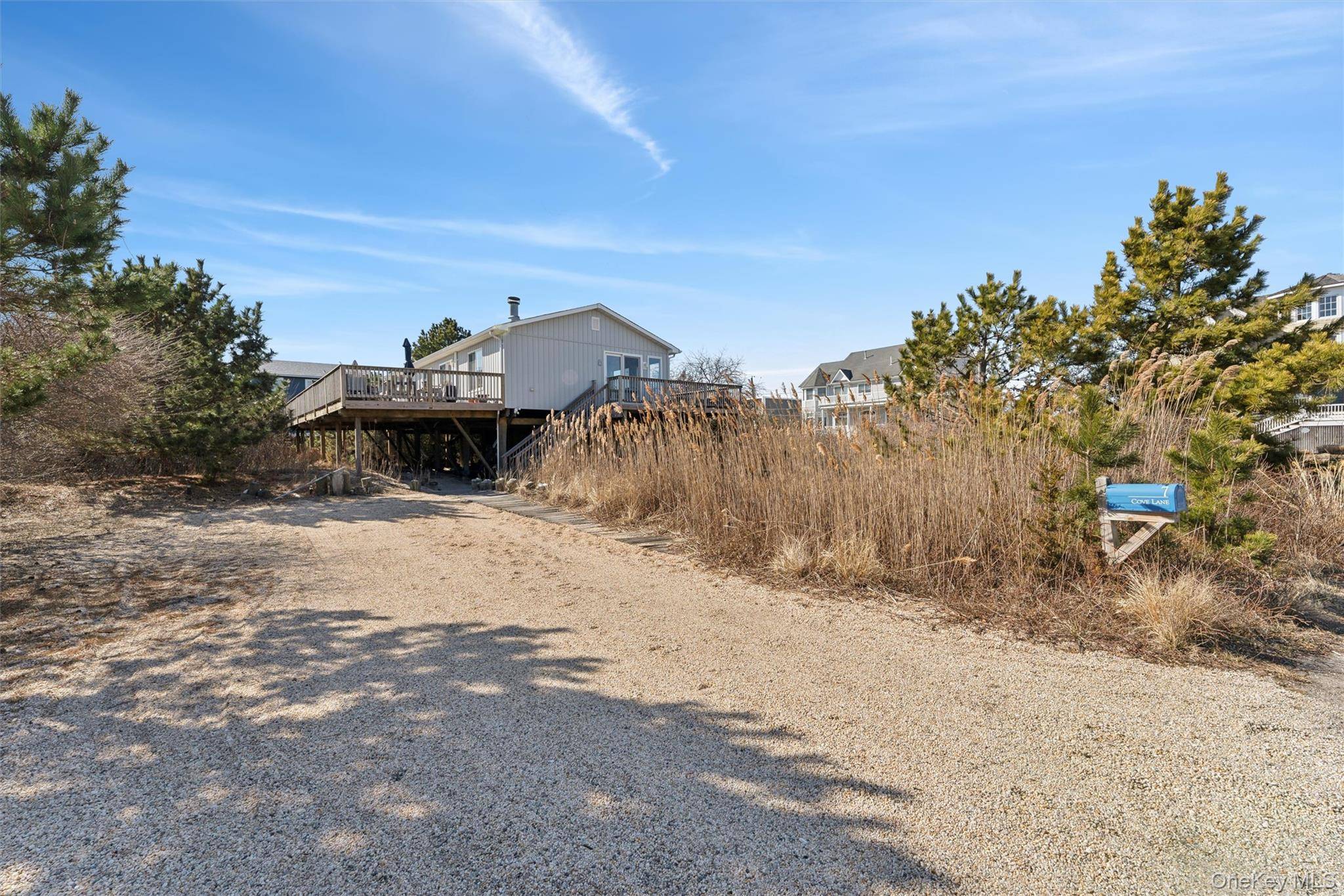 7 Cove LN, Westhampton Dunes, NY 11978