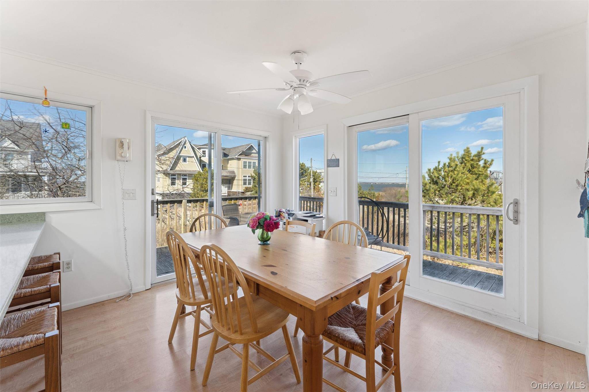 7 Cove LN, Westhampton Dunes, NY 11978