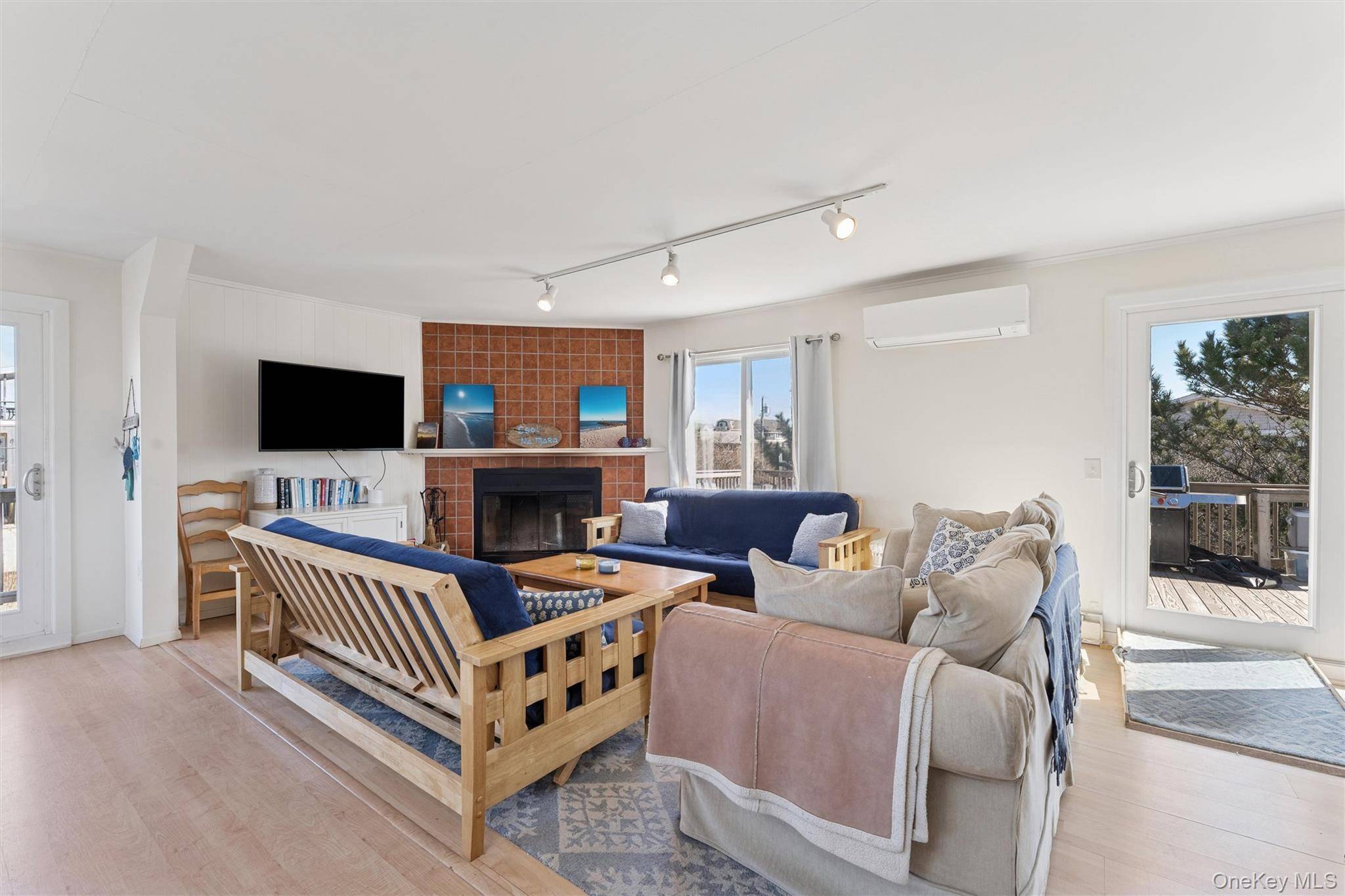 7 Cove LN, Westhampton Dunes, NY 11978