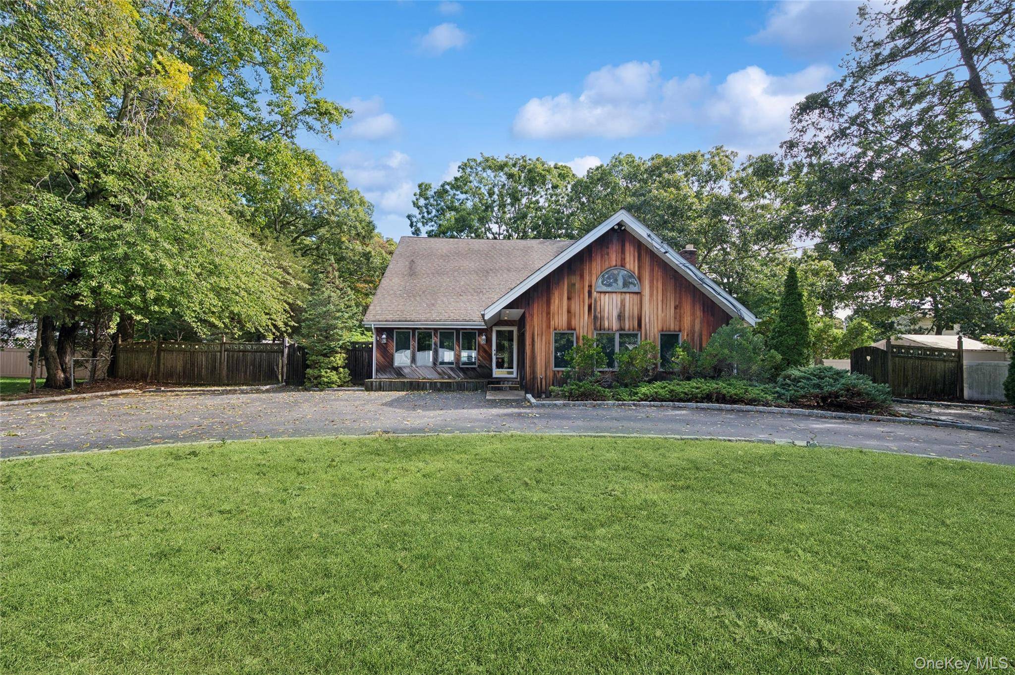 65 Morris AVE, Holtsville, NY 11742