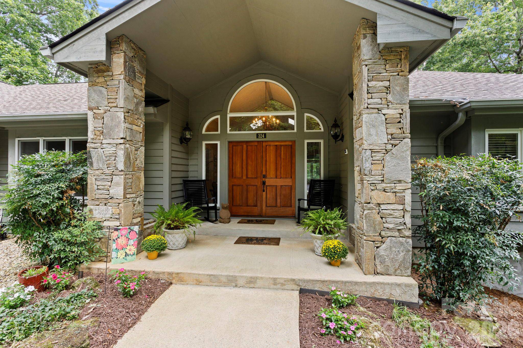 324 Kenmure DR, Flat Rock, NC 28731