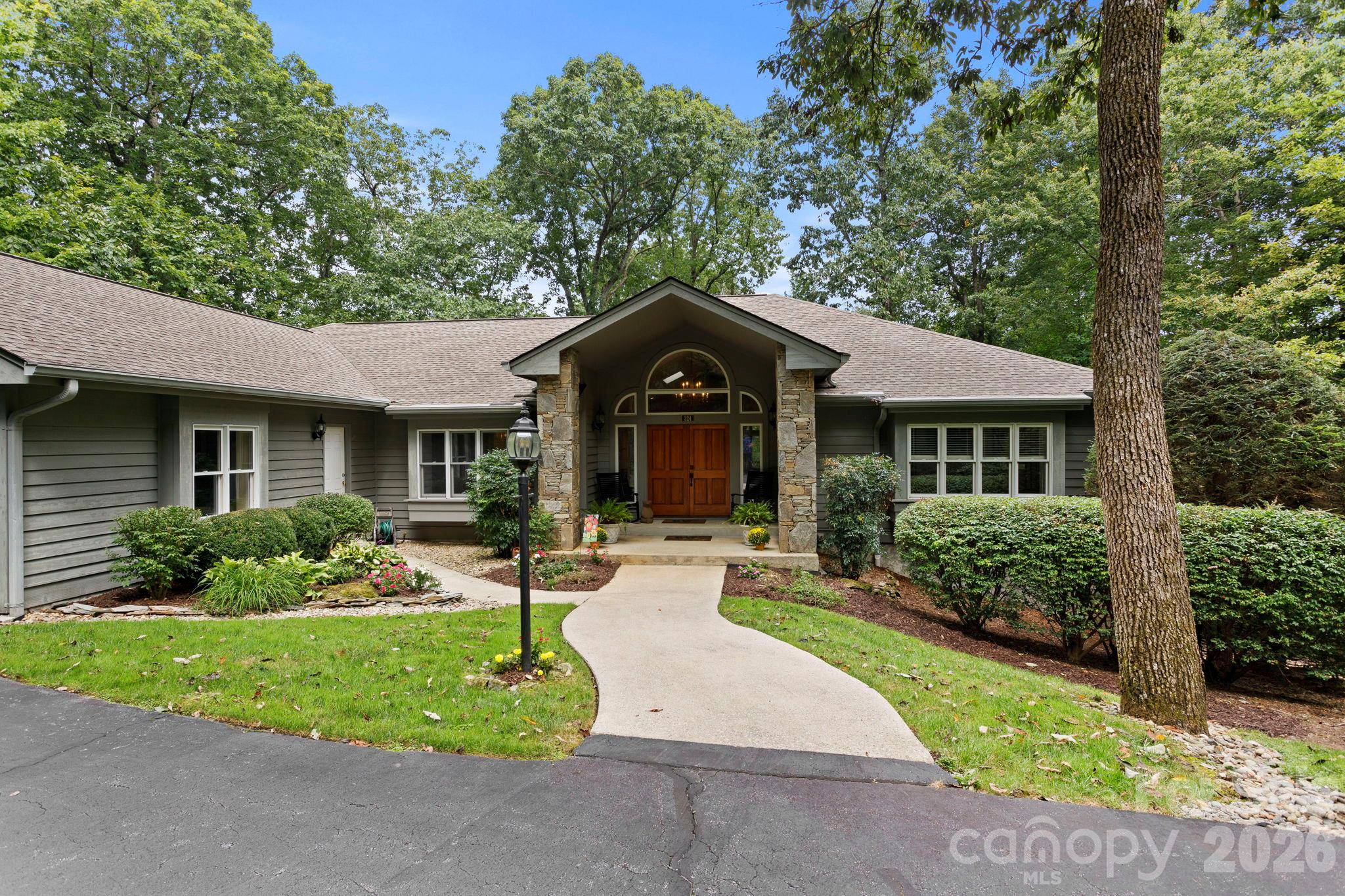 324 Kenmure DR, Flat Rock, NC 28731