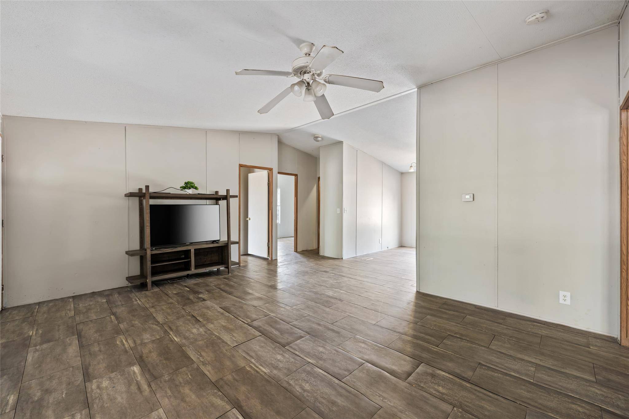 162 Jeffrey DR, Cedar Creek, TX 78612