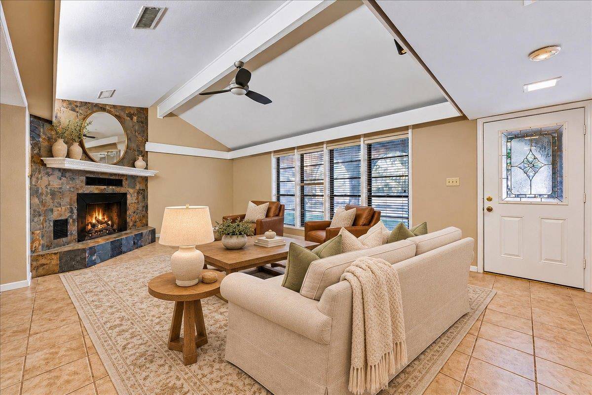 111 Post Oak DR, Elgin, TX 78621