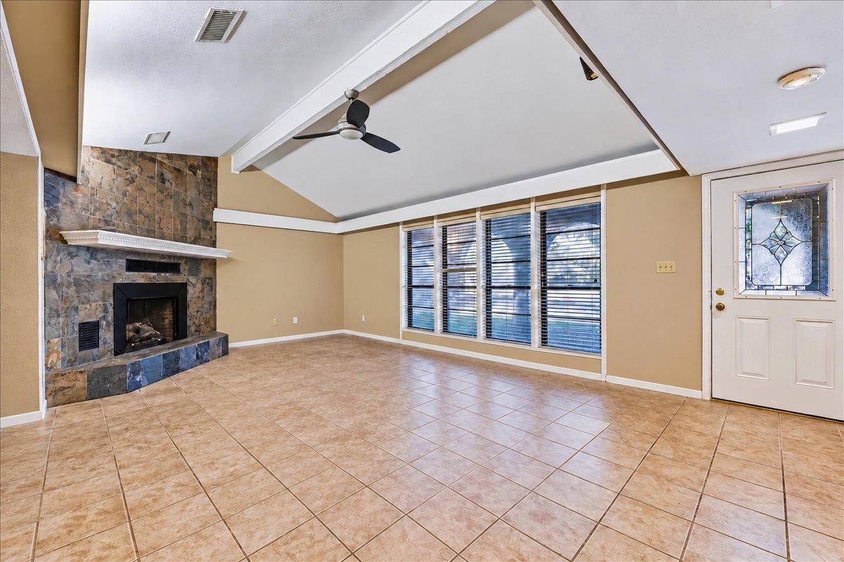 111 Post Oak DR, Elgin, TX 78621