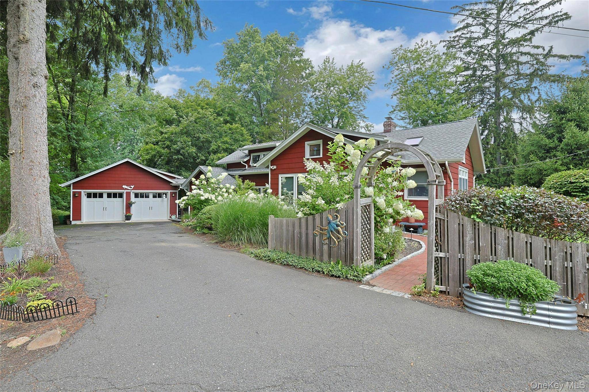 4 Carlann LN, Valley Cottage, NY 10989