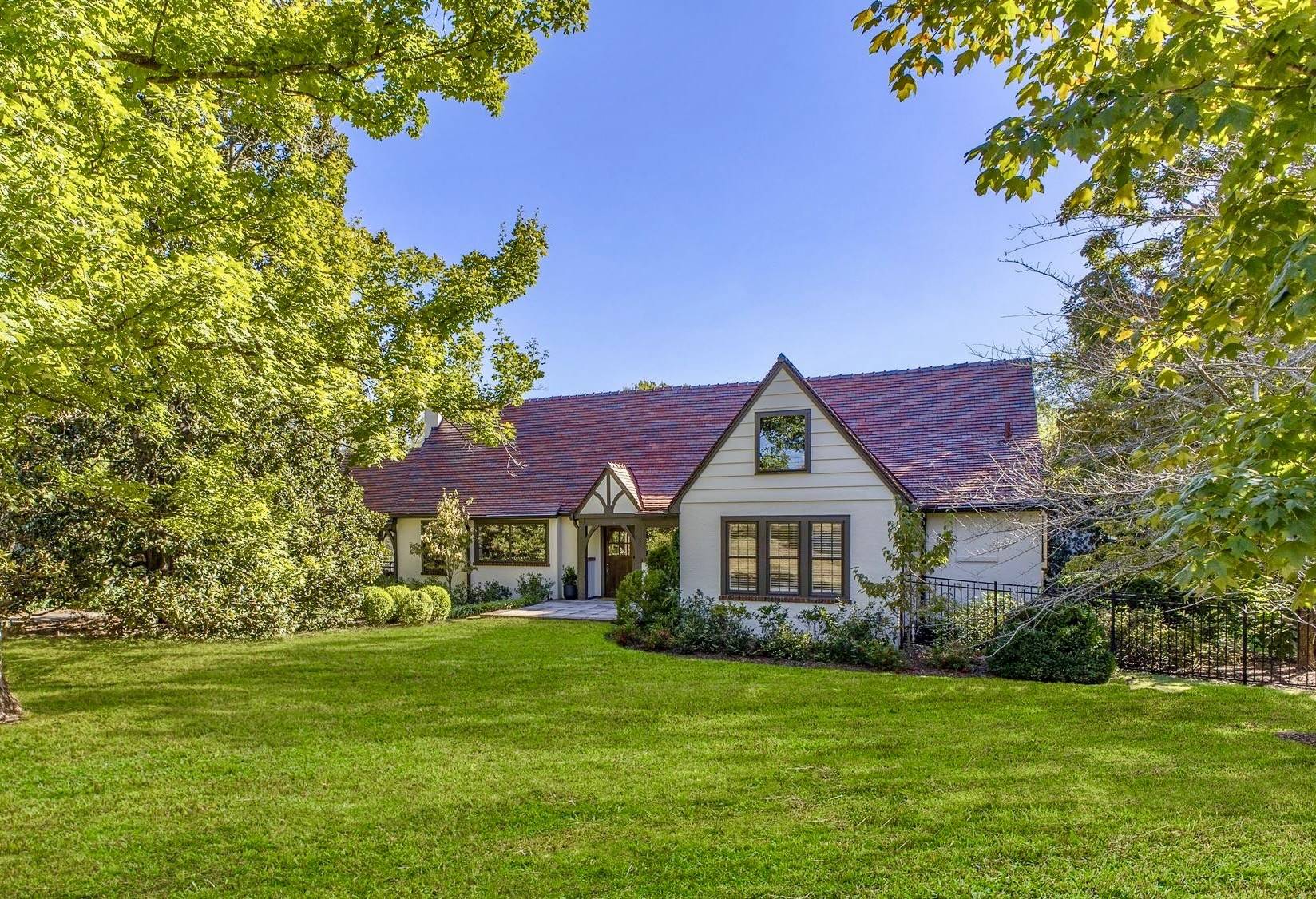 1201 Graybar Ln, Nashville, TN 37215