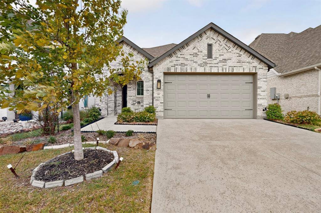 1636 Whispering Meadow Drive, Van Alstyne, TX 75495