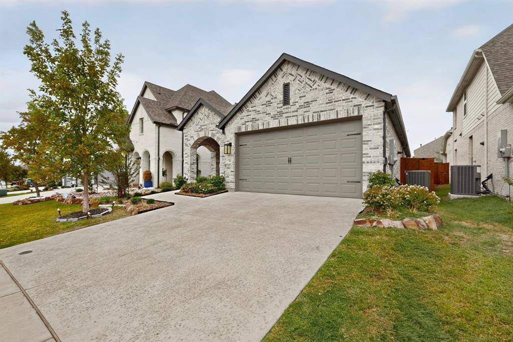 1636 Whispering Meadow Drive, Van Alstyne, TX 75495