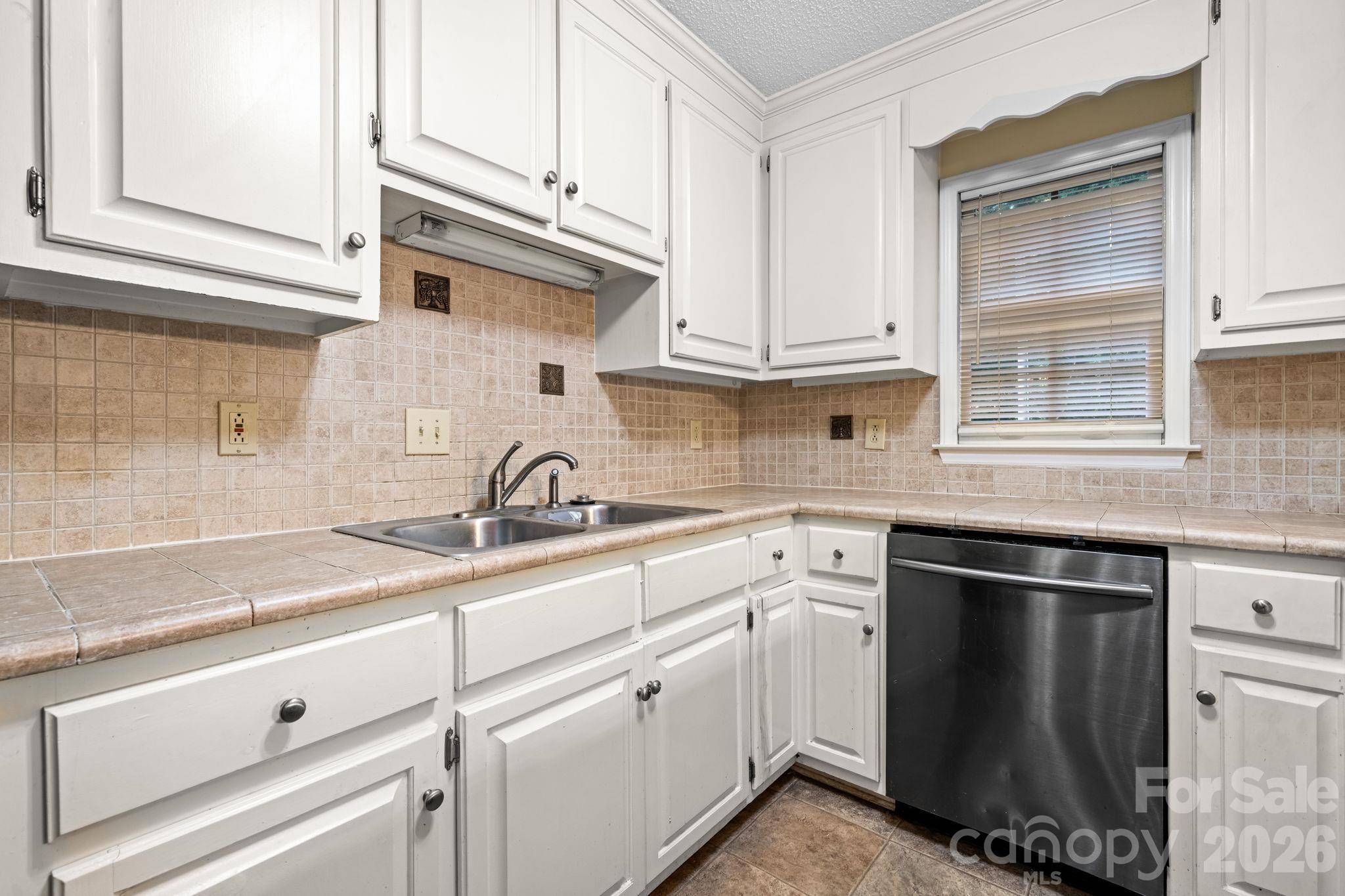 2433 1st ST NW #22, Hickory, NC 28601