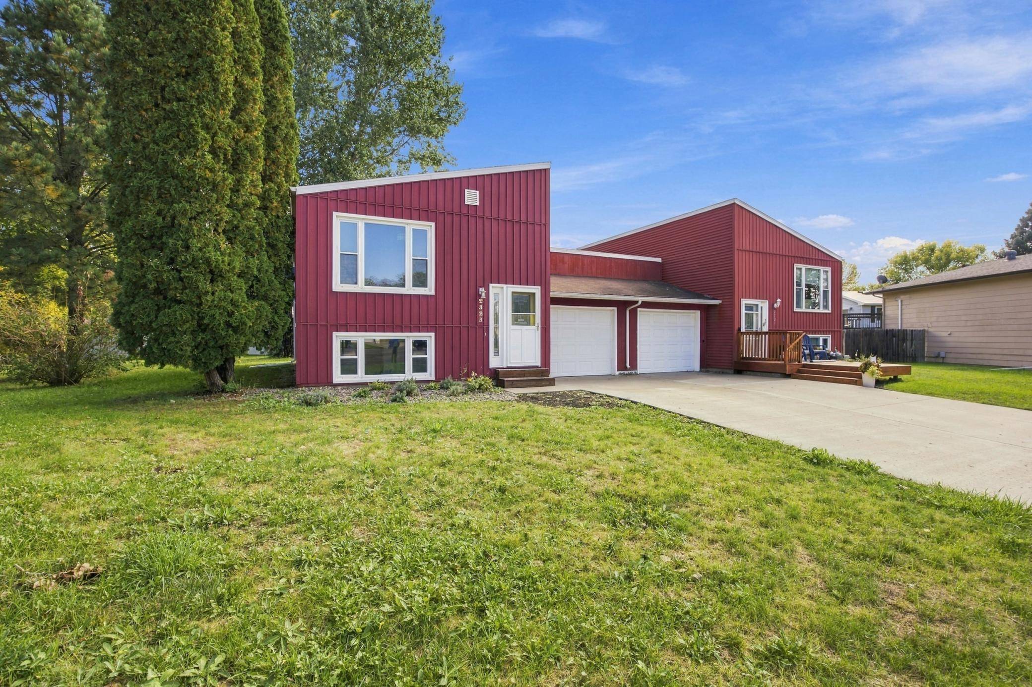 2323 Sundance CIR S, Fargo, ND 58103