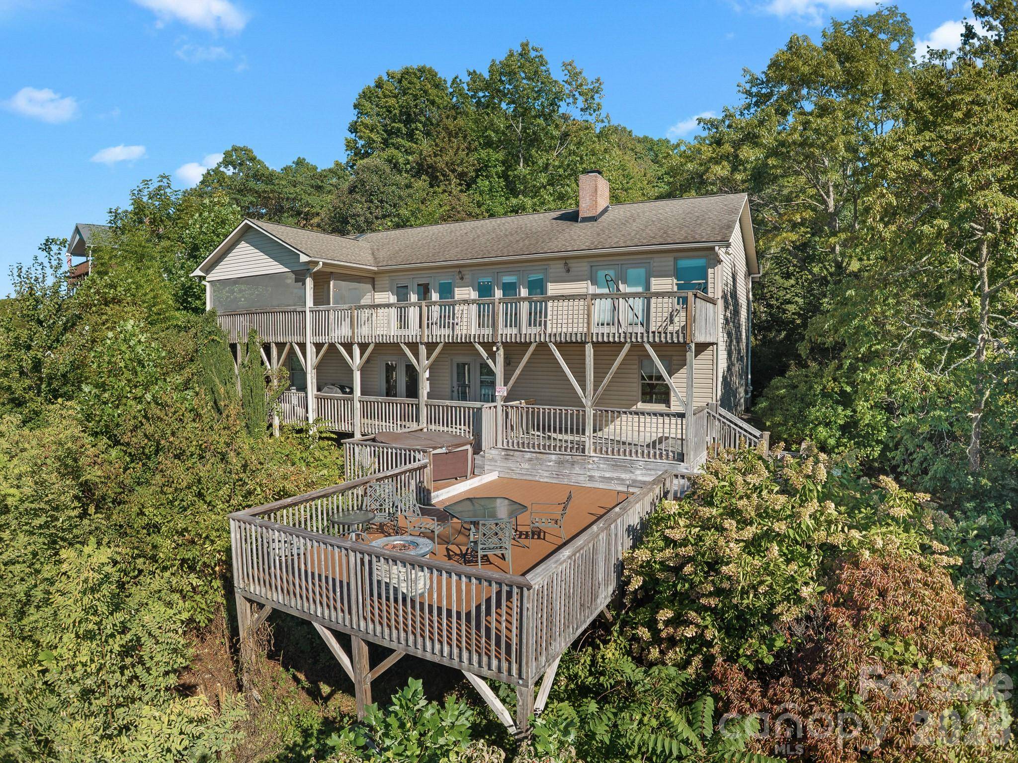 70 Moor LN, Brevard, NC 28712