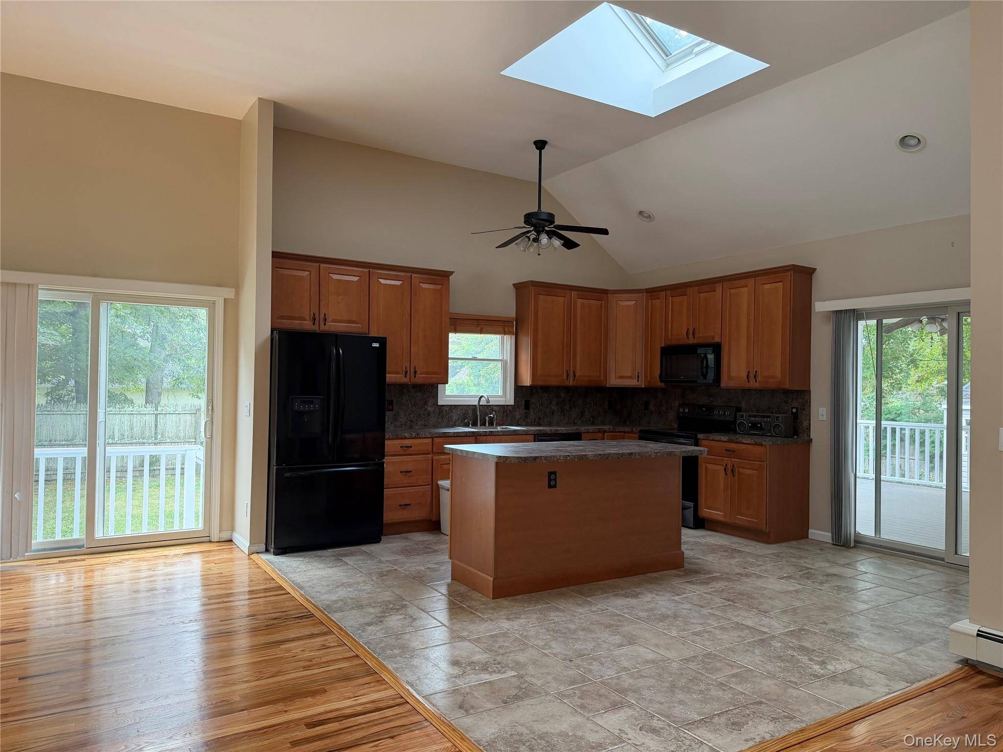 6 Concord AVE, Medford, NY 11763