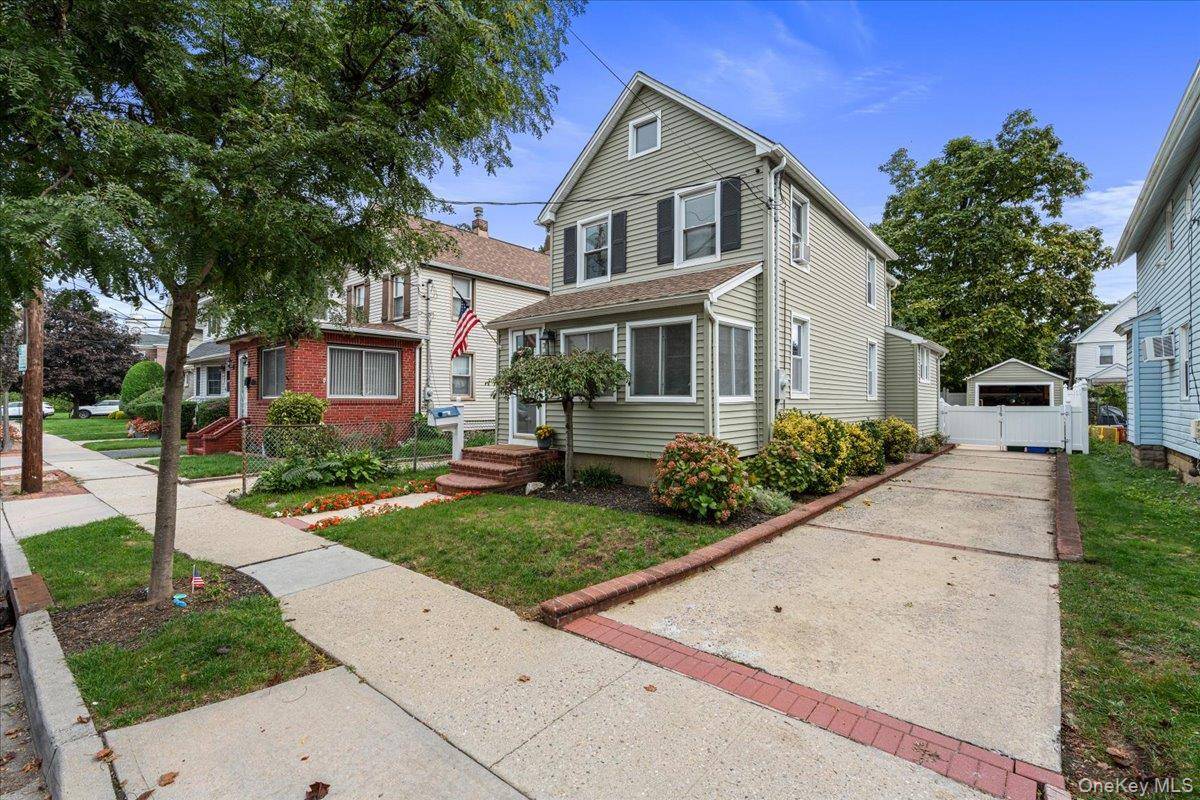 35 Saint Marks AVE, Rockville Centre, NY 11570