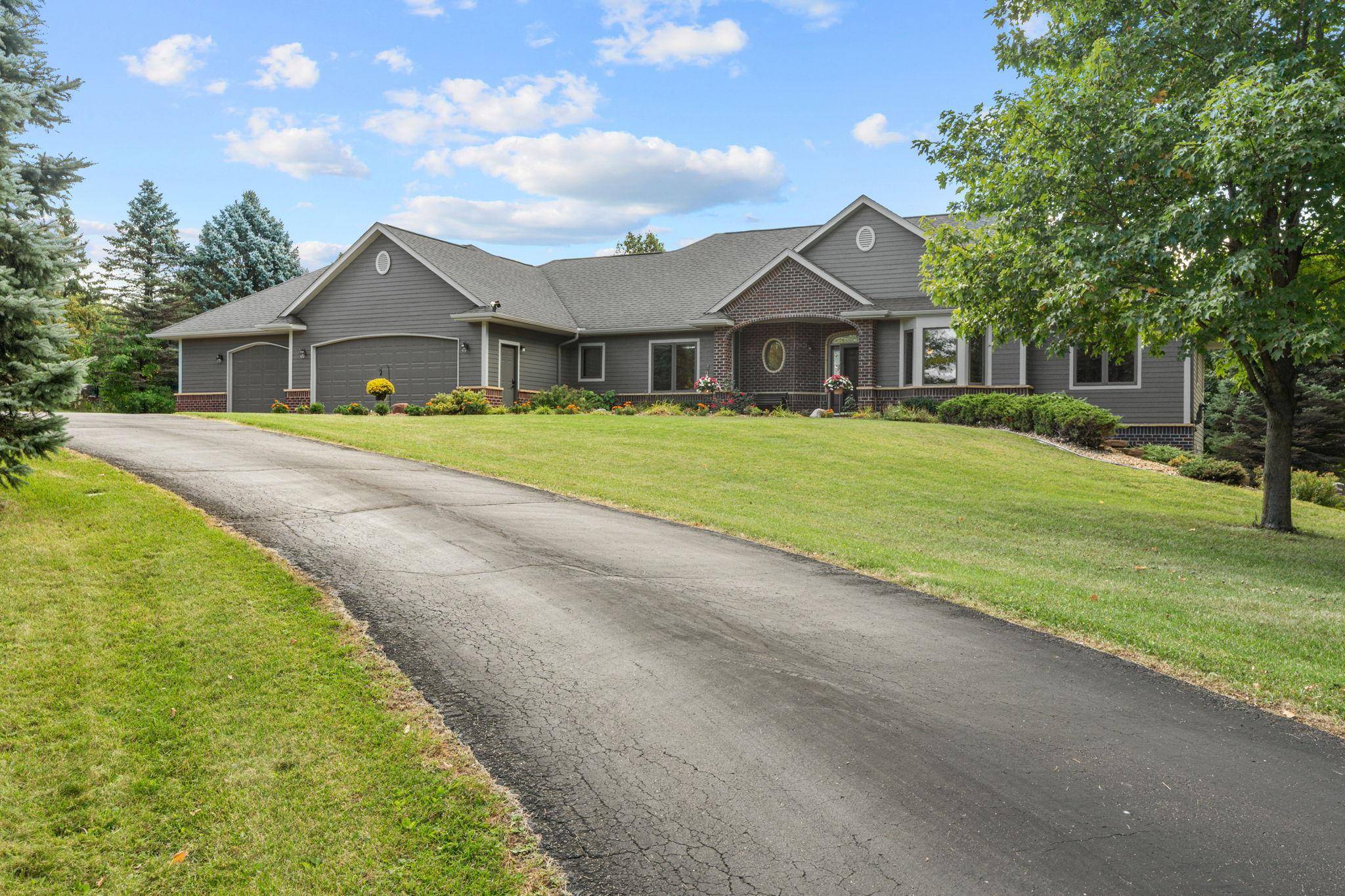 1006 105th ST W, Inver Grove Heights, MN 55077