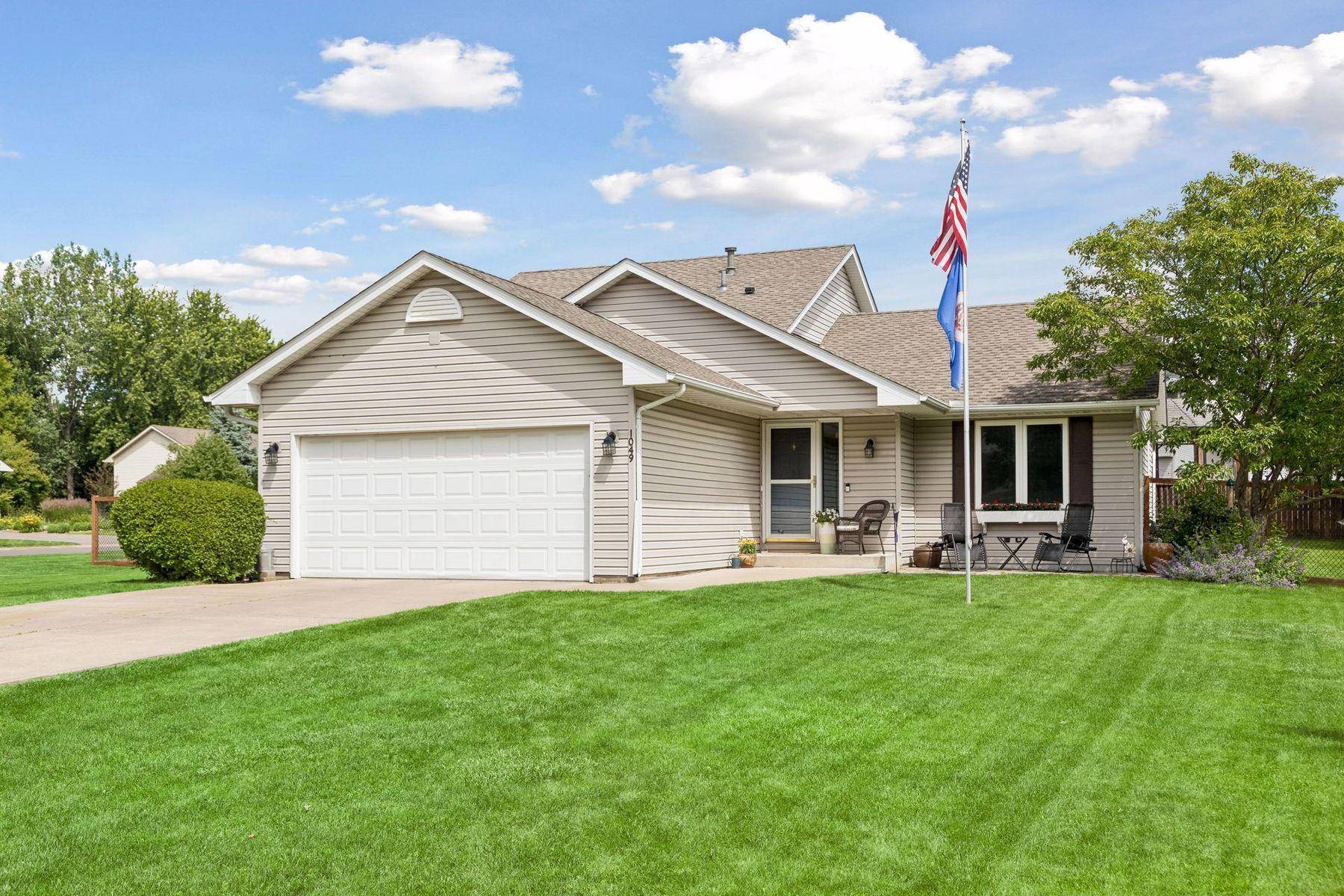 1049 Bonnieview DR, Woodbury, MN 55129