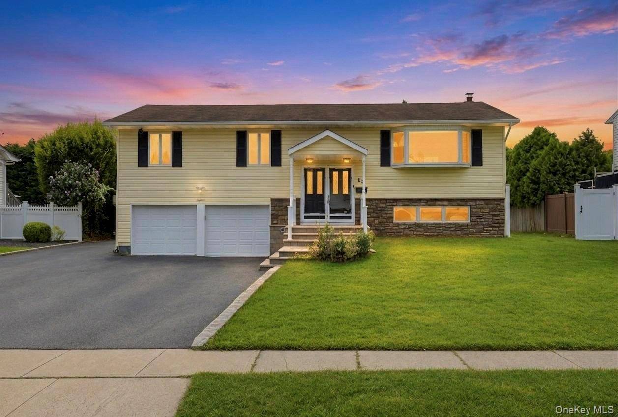 18 Dexter LN, Kings Park, NY 11754